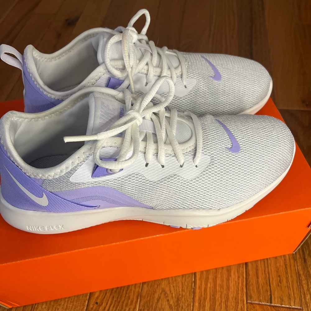 Nike sneaker- lightly used